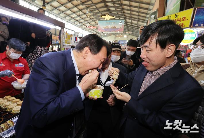 전통시장 음식 시식하는 윤석열
