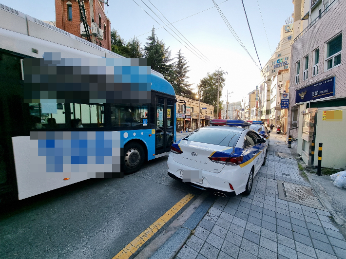 부산 동부경찰서 자성대파출소 앞에 주차 중인 순찰차 옆으로 시내버스가 운행하고 있다. 송호재 기자