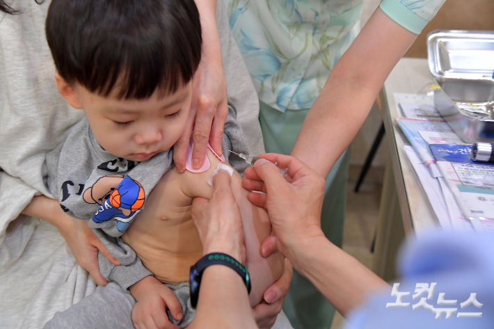 겨울철 인플루엔자(독감) 유행을 차단하기 위해 어린이·임신부 등 고위험군에 대한 독감 백신 접종이 시작된 지난달 14일 서울 송파구 김학원 소아청소년과 의원에서 접종 대상 어린이가 백신을 접종받고 있다. 박종민 기자