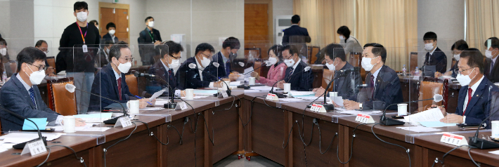 4일 광주광역시청에서 열린 국민의힘 호남권 예산정책협의회에서 송하진 전북도지사(왼쪽 두 번째)가 지역 현안 사업의 내년 예산 반영을 건의하고 있다. 전북도 제공