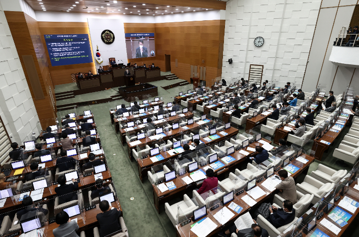 오세훈 서울시장이 1일 오후 서울시의회에서 열린 제303회 정례회 1차 본회의에서 2022년도 예산안 및 기금운용계획안에 대한 시정연설을 하고 있다. 연합뉴스