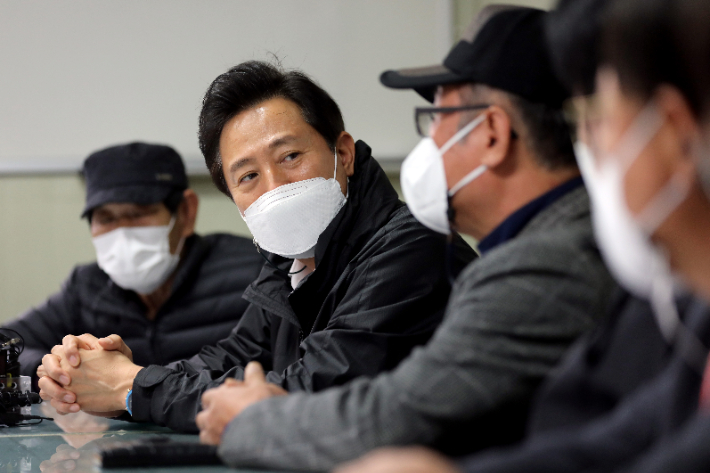 4일 오후 서울 노원구 하계5단지 재정비사업 현장을 찾은 오세훈 서울시장이 주민과 만나 대화를 나누고 있다. 연합뉴스