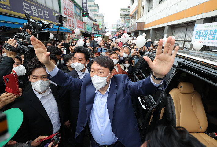 윤석열 국민의힘 대선 경선후보가 4일 경기도 의정부 제일시장을 방문해 상인들과 시민들을 향해 인사하고 있다. 국회사진취재단