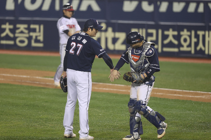 4일 서울 송파구 잠실야구장에서 열린 2021 프로야구 KBO 포스트시즌 준플레이오프 1차전 두산 베어스와 LG 트윈스의 경기. 5 대 1로 이긴 두산 마무리 투수 김강률과 포수 박세혁이 기뻐하고 있다. 연합뉴스