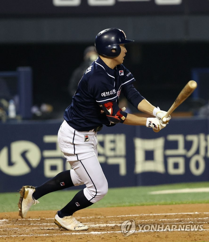 4일 서울 송파구 잠실야구장에서 열린 2021 프로야구 KBO 포스트시즌 준플레이오프 1차전 두산 베어스와 LG 트윈스의 경기. 3회초 1사 2루 두산 정수빈이 1타점 적시타를 치고 있다. 연합뉴스