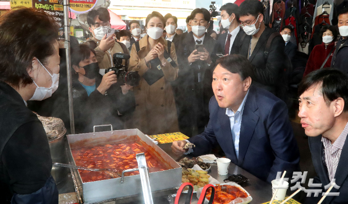 윤석열 국민의힘 대선 경선후보가 4일 경기도 의정부 제일시장을 방문해 상인들과 대화하고 있다. 국회사진취재단