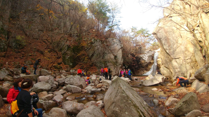 왕의길에 있는 용연폭포. 경주시 제공