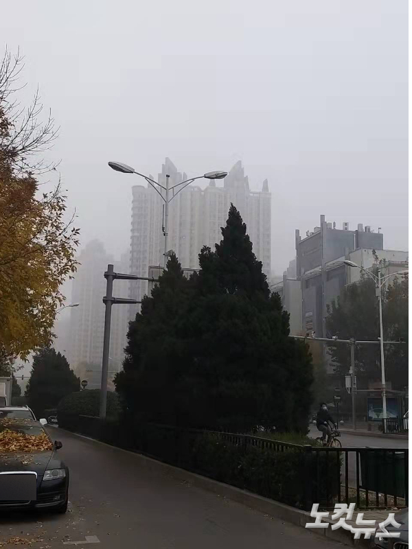 스모그에 휩싸인 베이징 아파트 단지. 안성용 기자
