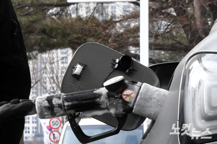 충전 중인 수소차. 황진환 기자