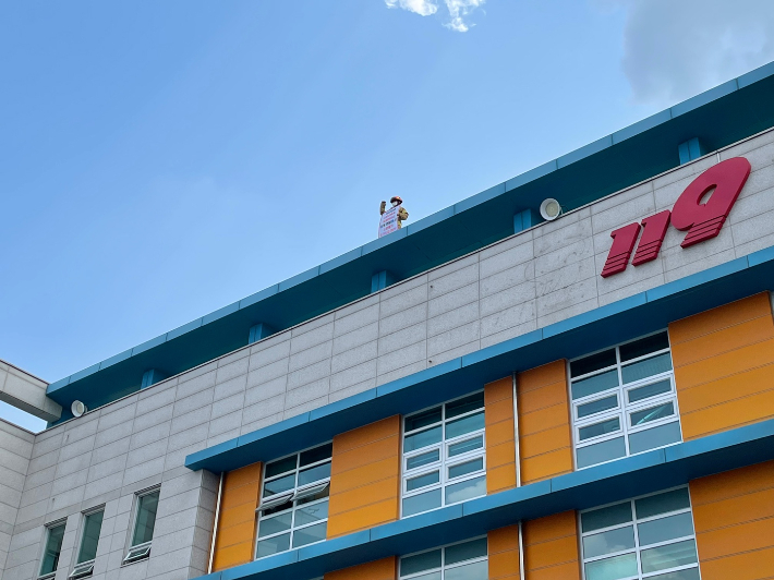 사고 이후 책임자 처벌과 헬기 도입을 촉구하는 1인 시위가 진행된 모습. 소방을 사랑하는 공무원 노동조합 제공