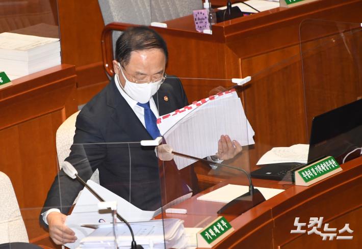 자료 확인하는 홍남기 경제부총리 겸 기획재정부 장관