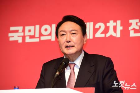 국민의힘은 5일 오후 서울 효창동 백범김구기념관에서 전당대회를 열고 윤석열 전 총장을 대선 후보로  최종 선출했다의 윤 후보가 행사후 기자회견을 하고 있다.