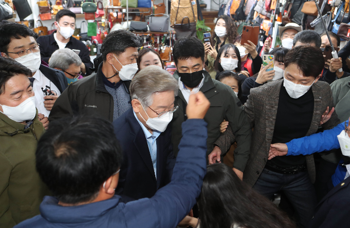 더불어민주당 이재명 대선 후보가 5일 오후 대구 서문시장을 찾아 시민들에게 인사하고 있다. 연합뉴스