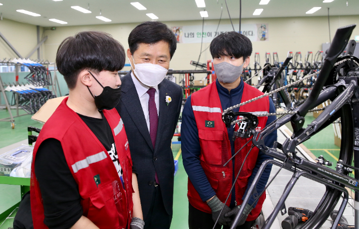 장석웅 전남교육감 직업계고 현장실습 업체 방문 장면. 전남도교육청 제공