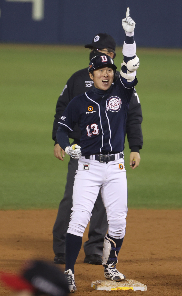 4일 서울 송파구 잠실야구장에서 열린 2021 프로야구 KBO 포스트시즌 준플레이오프 1차전 두산 베어스와 LG 트윈스의 경기. 8회초 무사 상황에서 두산 허경민이 2루타를 친 뒤 환호하고 있다. 연합뉴스