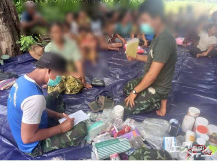 미얀마 카렌족 난민캠프에서 한국에서 보내온 의약품들을 나누고 있다. (사진 제공 = 킨미니스트리·예하운선교회)