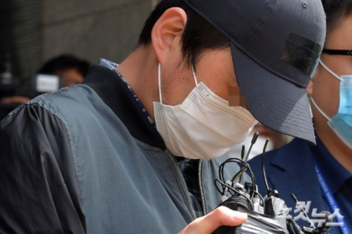 양부 A씨가 지난 5월 11일 경기도 수원남부경찰서에서 영장실질심사를 받기 위해 호송되고 있는 모습. 박종민 기자