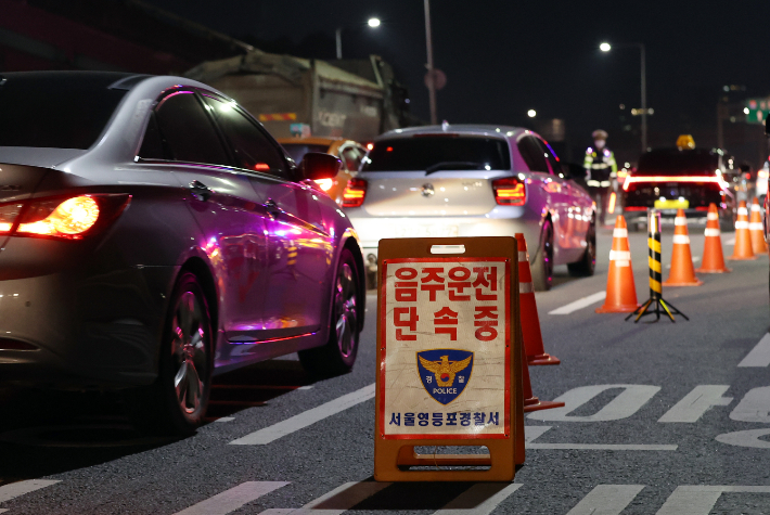 '단계적 일상회복'(위드 코로나) 시행되고 첫 주말인 6일 새벽 서울 영등포구 도로에서 경찰이 음주운전 단속을 하고 있다. 연합뉴스