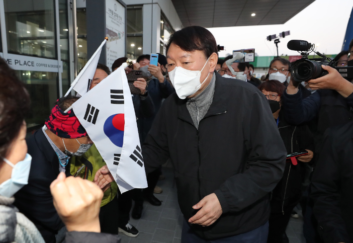 국민의힘 윤석열 대선 후보가 6일 오전 서울 송파구 가락농수산물종합도매시장을 방문, 지지자들과 인사를 나누고 있다. 연합뉴스