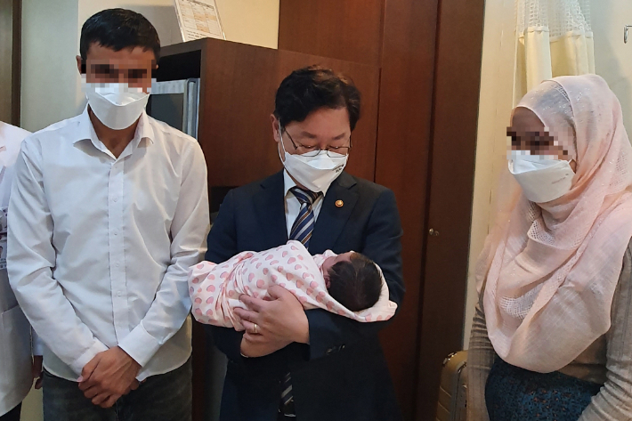 박범계 법무부장관이 고려대 안암병원을 방문해 10월 28일 태어난 아프간인 아기 '한아'를 안아보고 있다. 법무부 제공