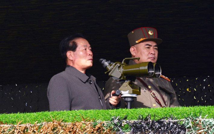 북한이 군 서열 1위인 박정천 노동당 정치국 상무위원 지도 하에 지난 6일 포병구분대들의 포사격경기를 진행했다고 조선중앙통신이 7일 보도했다. 박 상무위원(왼쪽)과 림광일 인민군 총참모장(오른쪽)이 훈련을 참관하고 있다. 연합뉴스