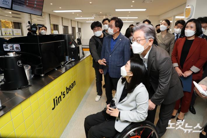 서진학교 실습실 둘러보는 이재명 대선 후보
