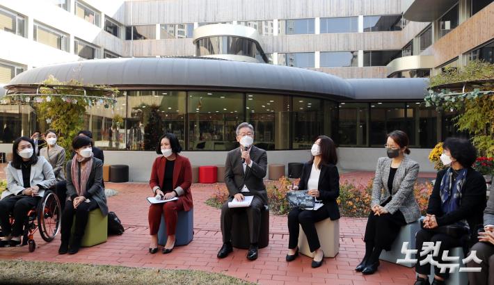 서진학교 학부모들과 대화하는 이재명 대선 후보