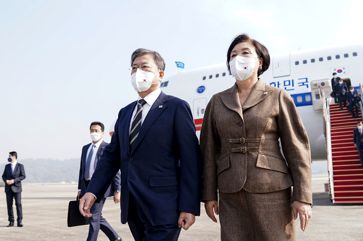 지난 5일 유럽순방에서 귀국해 서울공항에 도착한 문재인 대통령과 김정숙 여사. 청와대 제공