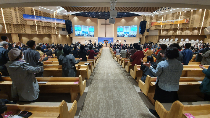 서울 영등포 도림교회는 '위드 코로나' 시행 첫 주일을 맞아 예배당 수용인원의 50%가 모인 가운데 주일예배를 드렸다. 도림교회는 이날 예배를 추수감사주일로 드리고 농촌교회가 생산한 쌀을 교인들과 나눴다. 