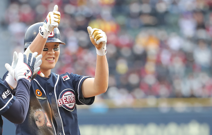 7일 서울 잠실야구장에서 열린 2021 프로야구 KBO 포스트시즌 준플레이오프 3차전 두산 베어스와 LG 트윈스의 경기. 5회초 2사 만루 두산 정수빈이 3타점 적시3루타를 쳐낸 뒤 세리머니를 하고 있다. 연합뉴스