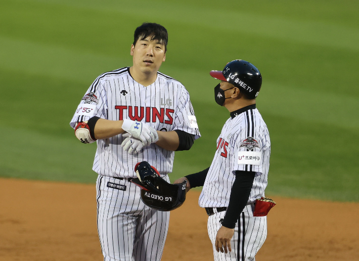 7일 서울 잠실야구장에서 열린 2021 프로야구 KBO 포스트시즌 준플레이오프 3차전 두산 베어스와 LG 트윈스의 경기. 8회말 2사 1루에서 LG 김현수가 내야 땅볼로 아웃된 뒤 아쉬워하고 있다. 연합뉴스