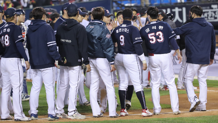 7일 서울 잠실야구장에서 열린 2021 프로야구 KBO 포스트시즌 준플레이오프 3차전 두산 베어스와 LG 트윈스의 경기에서 10대3으로 승리를 거둔 두산 선수들이 승리를 자축하고 있다. 연합뉴스