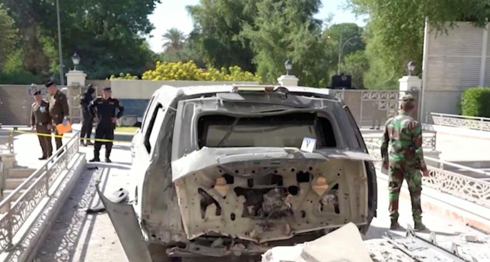 7일(현지시간) 이라크 수도 바그다드의 총리 관저 앞 도로에 무장 드론의 공격으로 파괴된 차량이 주차돼 있다. 연합뉴스