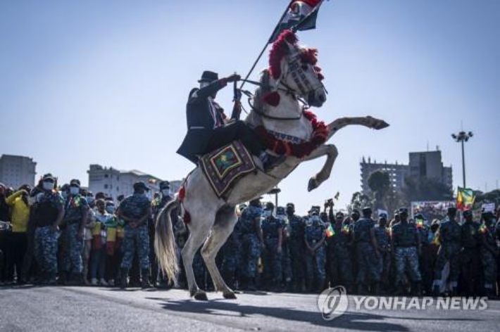 7일(현지시각) 에티오피아 수도 아디스아바바에서 한 말 탄 에티오피아인이 친정부 집회에서 공연하고 있다. 연합뉴스