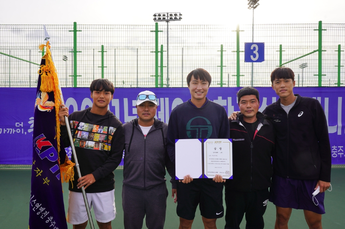 7일 한국실업테니스연맹전 2차 대회 남자 단체전 정상에 오른 세종시청 선수들. 프리랜서 김도원 기자