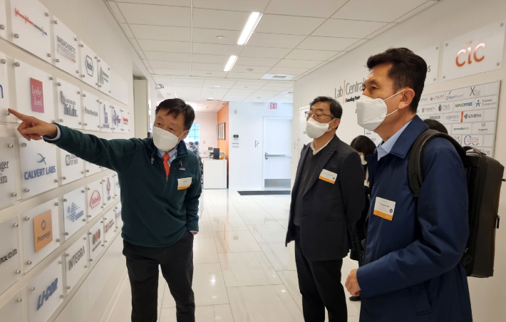 보스턴대학교 김종성 교수가 이강덕 포항시장(우측)과 김무환 총장(가운데)에게 랩센트럴의 역할 등을 소개하고 있다. 포항시 제공