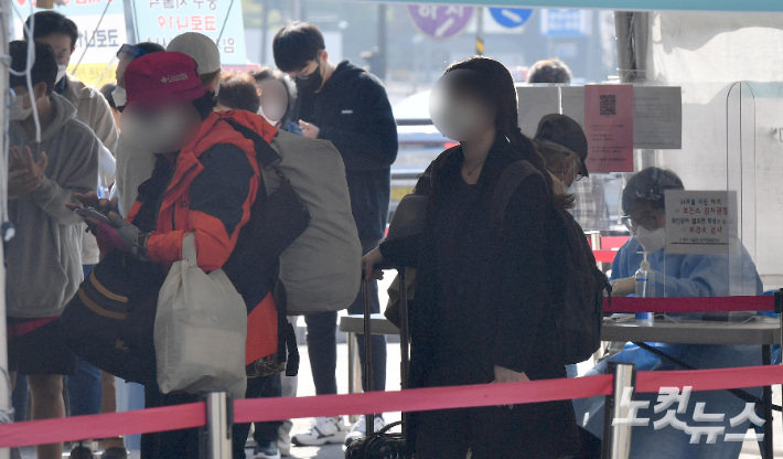 임시선별검사소에서 시민들이 검사를 받기 위해 줄을 서 있는 모습. 박종민 기자