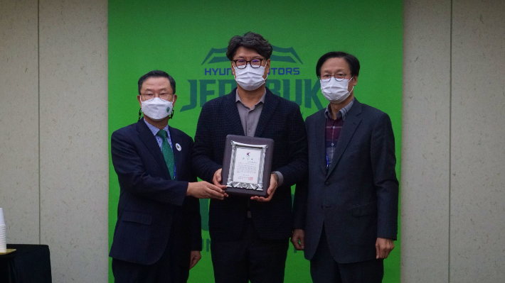 전주시설공단이 2021 아시아축구연맹(AFC) 챔피언스리그(ACL) 8강전과 4강전의 성공적인 개최에 기여한 공로로 한국프로축구연맹으로부터 감사패를 받았다. 전주시설공단 제공