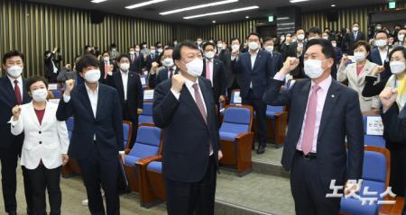 윤석열  국민의힘  대선 후보가 8일 국회에서 열린  의원총회에 참석해 인사말을 마치자 의원들이 자리에서 일어나 대선승리를 다짐하고 있다.