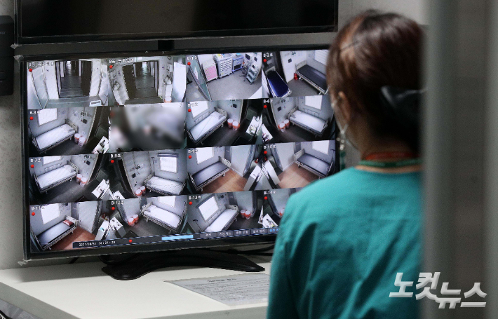서울 은평구 서울시립서북병원 이동 음압병동에서 의료진이 CCTV를 바라보며 병실을 모니터하고 있다. 박종민 기자