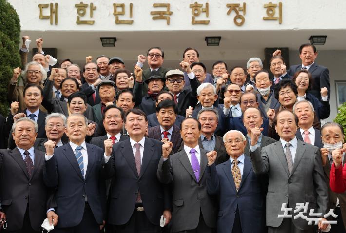 윤석열 국민의힘 대선후보가 8일 여의도 국회 헌정회를 예방해 회원들과 기념촬영하고 있다.