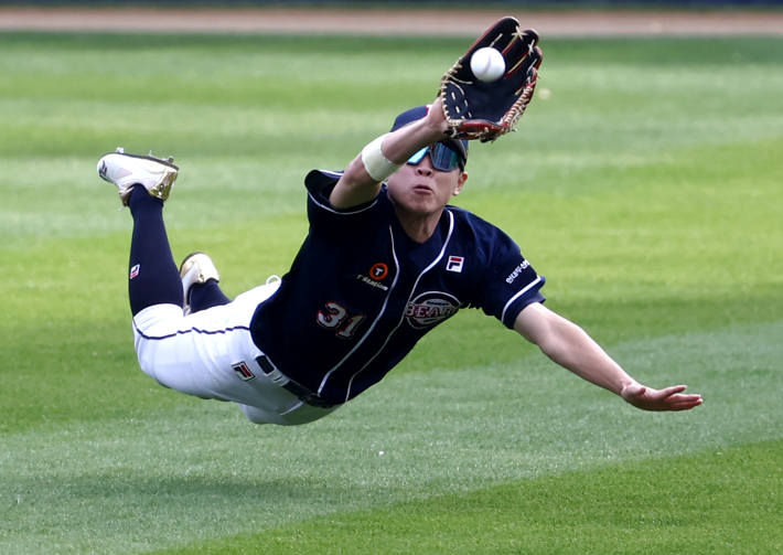 7일 서울 잠실야구장에서 열린 2021 프로야구 KBO 포스트시즌 준플레이오프 3차전 두산 베어스와 LG 트윈스의 경기. 2회 말 1사 때 두산 정수빈이 LG 구본혁의 타구를 잡고 있다. 연합뉴스