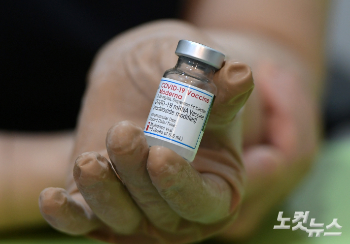 얀센 접종자에 대해 추가 접종이 시작된 8일 오전 서울 양천구의 한 병원에서 의료진이 모더나 백신 접종을 준비하고 있다. 이한형 기자