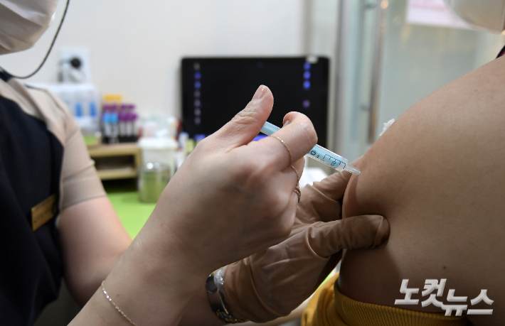 얀센 접종자에 대해 추가 접종이 시작된 8일 오전 서울 양천구의 한 병원에서 한 시민들이 모던나 백신을 접종하고 있다. 이한형 기자