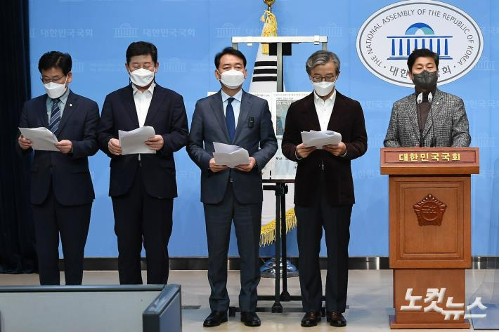 8일 소통관에서 더불어민주당 의원들이 '가덕신공항건설을위한특별법' 개정 추진 기자회견을 하고 있다. 개정안은 개발가능 부지 반경을 10km에서 20km로 확대 변경하고, 연계 교통시설과 배후단지 등을 재정지원 대상에 포함시켜 민간투자 활성화를 목표로 한다. 오른쪽부터 김영배, 전재수, 이광재, 박재호, 김정호 의원. 윤창원 기자