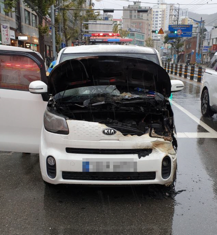 부산의 한 도로를 달리던 차량에서 불이 났다. 부산경찰청 제공