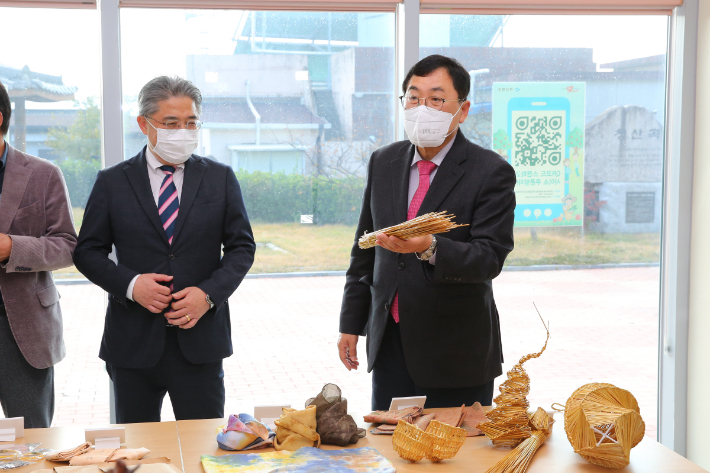 주낙영 경주시장이 옥산농촌체험휴양마을 내 전시관을 둘러 보고 있다. 경주시 제공