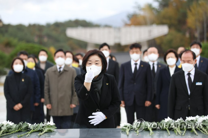 심상정 정의당 대선 후보가 8일 오후 광주 북구 국립 5·18 민주묘지에서 분향하고 있다. 연합뉴스