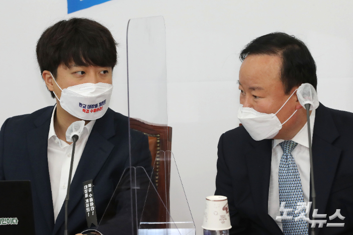 국민의힘 이준석 대표(왼쪽)와 김재원 최고위원. 박종민 기자