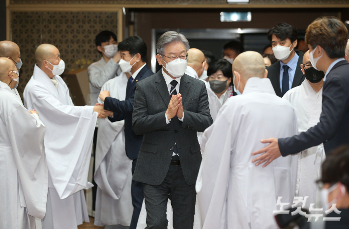 더불어민주당 이재명 대선 후보가 8일 오후 서울 종로구 조계사에서 총무원장인 원행스님을 예방하기 위해 총무원장실에 입장하고 있다. 국회사진취재단